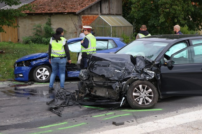 Kreuzungskollision zwischen zwei Autos in Eberstalzell fordert zwei Verletzte