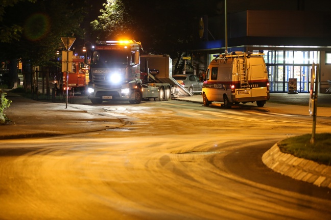 Fahrmanöver durch Kreisverkehr in Wels endet mit erheblichem Ölaustritt