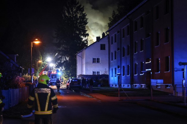 Gro�einsatz: Neun Feuerwehren bei Brand eines Wohngeb�udes in Gr�nau im Almtal im Einsatz