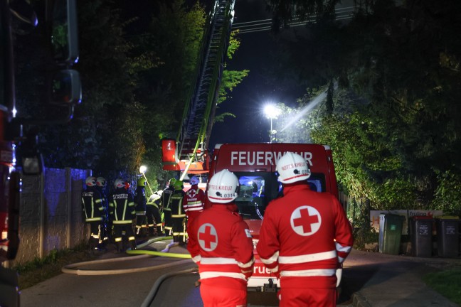 Gro�einsatz: Neun Feuerwehren bei Brand eines Wohngeb�udes in Gr�nau im Almtal im Einsatz