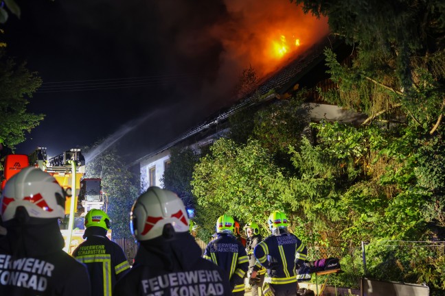 Gro�einsatz: Neun Feuerwehren bei Brand eines Wohngeb�udes in Gr�nau im Almtal im Einsatz