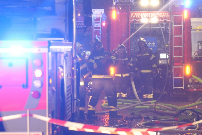 Gro�einsatz: Neun Feuerwehren bei Brand eines Wohngeb�udes in Gr�nau im Almtal im Einsatz