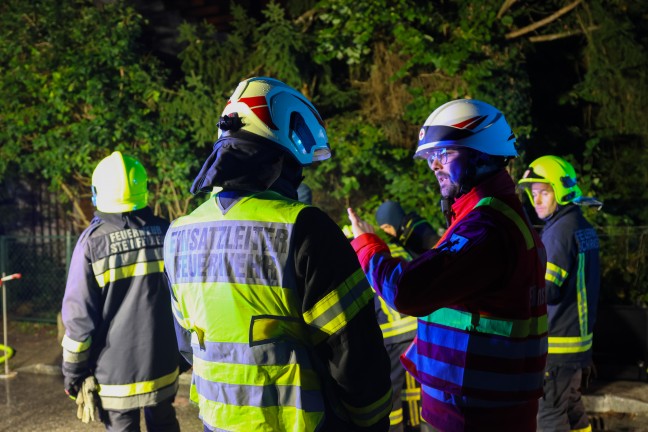 Gro�einsatz: Neun Feuerwehren bei Brand eines Wohngeb�udes in Gr�nau im Almtal im Einsatz
