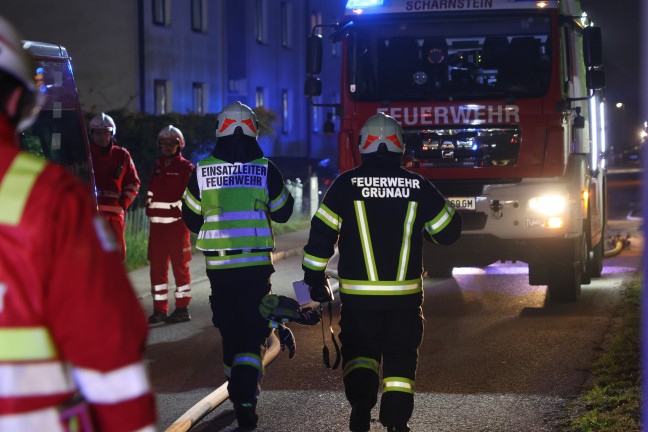 Gro�einsatz: Neun Feuerwehren bei Brand eines Wohngeb�udes in Gr�nau im Almtal im Einsatz