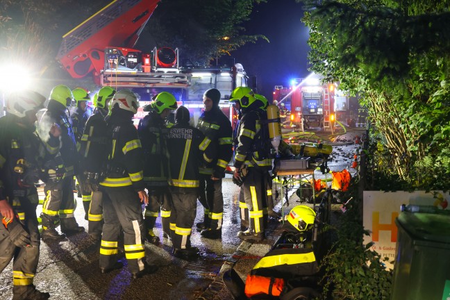 Gro�einsatz: Neun Feuerwehren bei Brand eines Wohngeb�udes in Gr�nau im Almtal im Einsatz