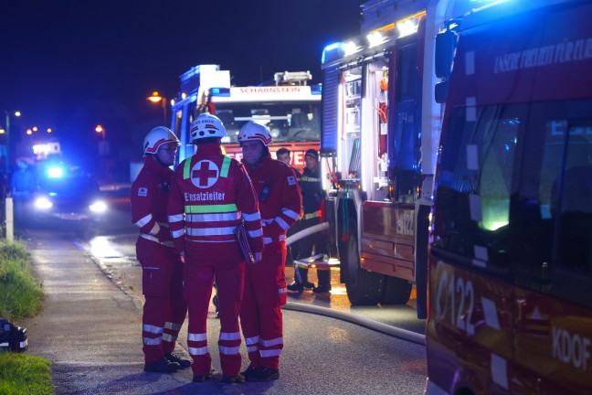 Gro�einsatz: Neun Feuerwehren bei Brand eines Wohngeb�udes in Gr�nau im Almtal im Einsatz