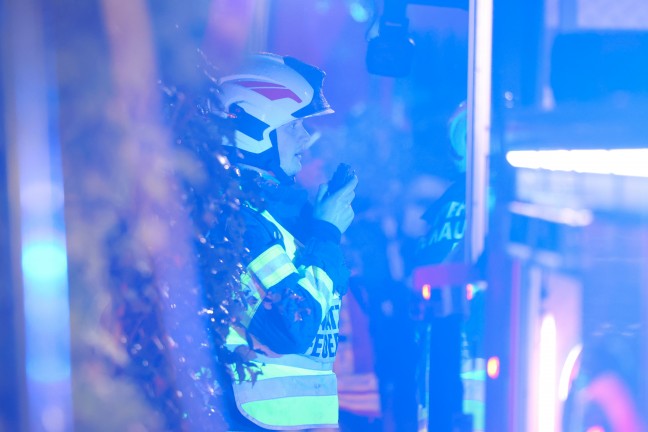 Gro�einsatz: Neun Feuerwehren bei Brand eines Wohngeb�udes in Gr�nau im Almtal im Einsatz