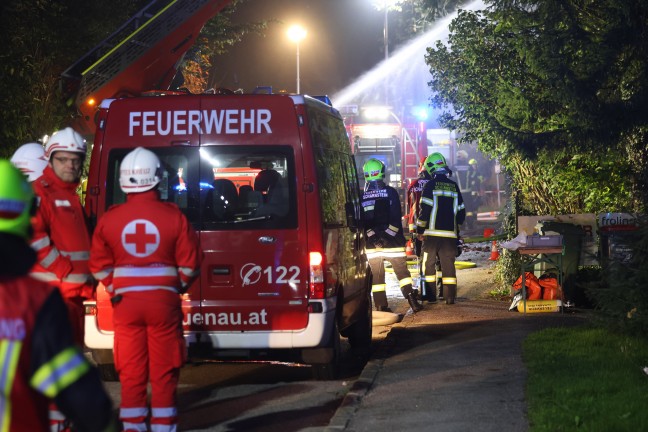 Gro�einsatz: Neun Feuerwehren bei Brand eines Wohngeb�udes in Gr�nau im Almtal im Einsatz