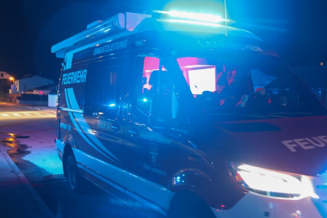 Gro�einsatz: Neun Feuerwehren bei Brand eines Wohngeb�udes in Gr�nau im Almtal im Einsatz