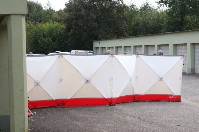 T�dlicher Unfall: Mann in Lenzing an der Ager bei Arbeiten an PKW von Auto erdr�ckt