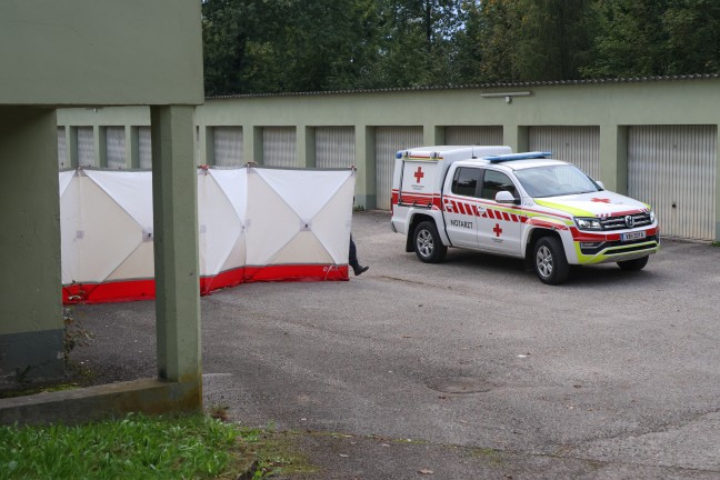 T�dlicher Unfall: Mann in Lenzing an der Ager bei Arbeiten an PKW von Auto erdr�ckt