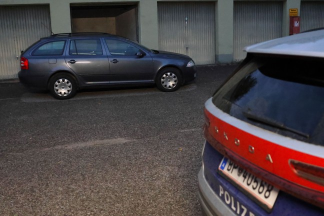 T�dlicher Unfall: Mann in Lenzing an der Ager bei Arbeiten an PKW von Auto erdr�ckt