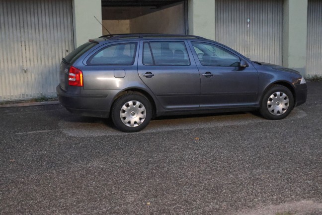 T�dlicher Unfall: Mann in Lenzing an der Ager bei Arbeiten an PKW von Auto erdr�ckt