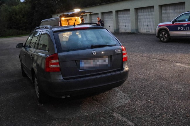 T�dlicher Unfall: Mann in Lenzing an der Ager bei Arbeiten an PKW von Auto erdr�ckt