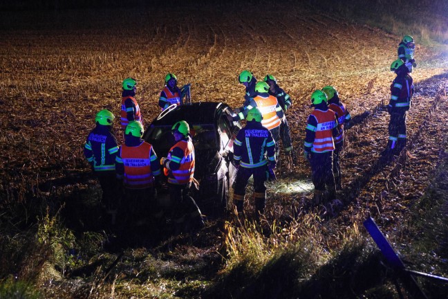 Verkehrsunfall ohne Lenker: PKW auf Pyhrnpass Stra�e in Thalheim bei Wels von Fahrbahn abgekommen