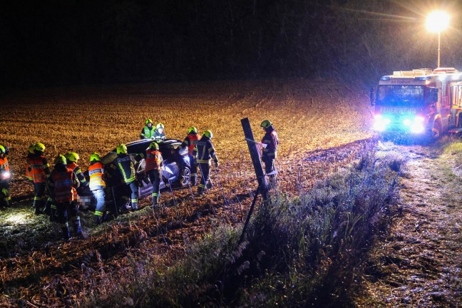 Verkehrsunfall ohne Lenker: PKW auf Pyhrnpass Stra�e in Thalheim bei Wels von Fahrbahn abgekommen