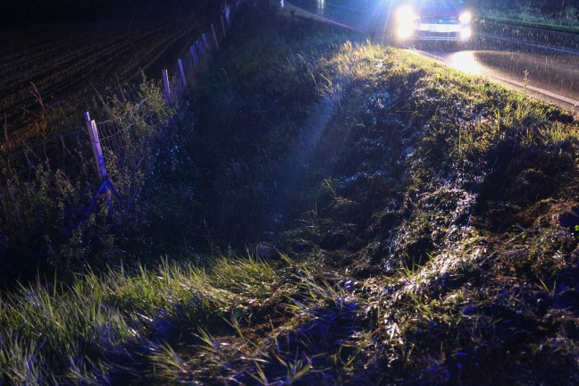 Verkehrsunfall ohne Lenker: PKW auf Pyhrnpass Stra�e in Thalheim bei Wels von Fahrbahn abgekommen