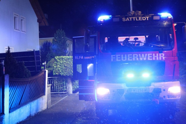 Mit Feuerl�schern einged�mmt: Gemeldeter Wohnhausbrand in Sattledt beschr�nkte sich auf M�lltonnen