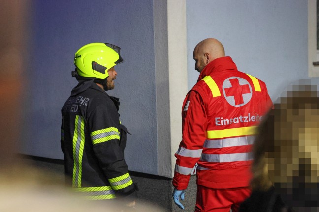 Mit Feuerl�schern einged�mmt: Gemeldeter Wohnhausbrand in Sattledt beschr�nkte sich auf M�lltonnen