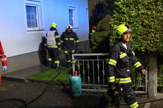 Mit Feuerl�schern einged�mmt: Gemeldeter Wohnhausbrand in Sattledt beschr�nkte sich auf M�lltonnen