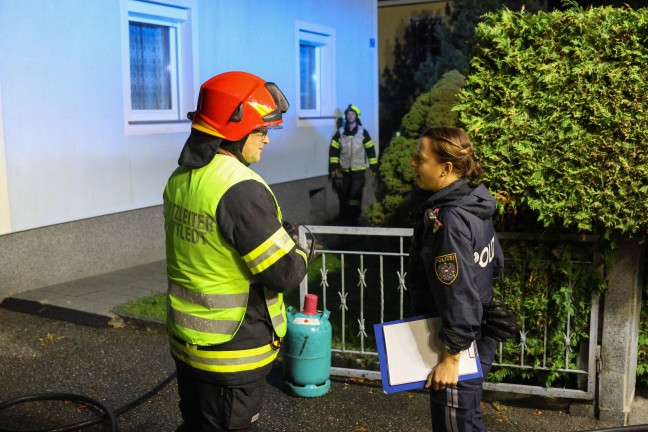 Mit Feuerl�schern einged�mmt: Gemeldeter Wohnhausbrand in Sattledt beschr�nkte sich auf M�lltonnen