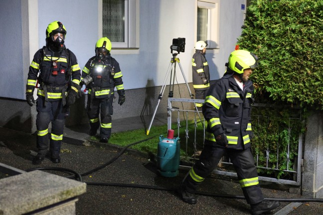 Mit Feuerl�schern einged�mmt: Gemeldeter Wohnhausbrand in Sattledt beschr�nkte sich auf M�lltonnen