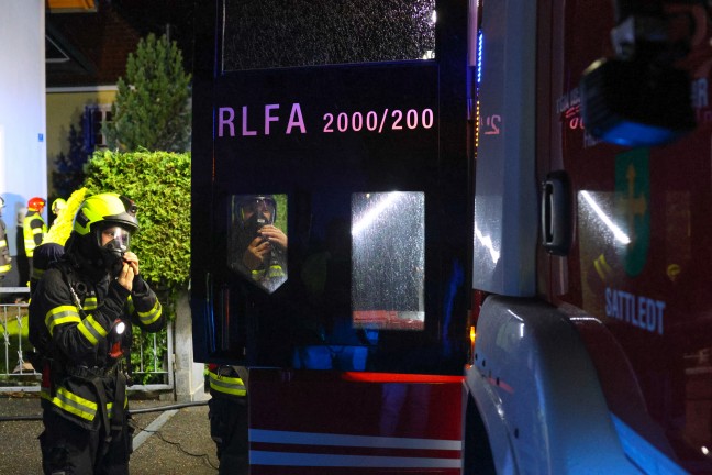 Mit Feuerl�schern einged�mmt: Gemeldeter Wohnhausbrand in Sattledt beschr�nkte sich auf M�lltonnen