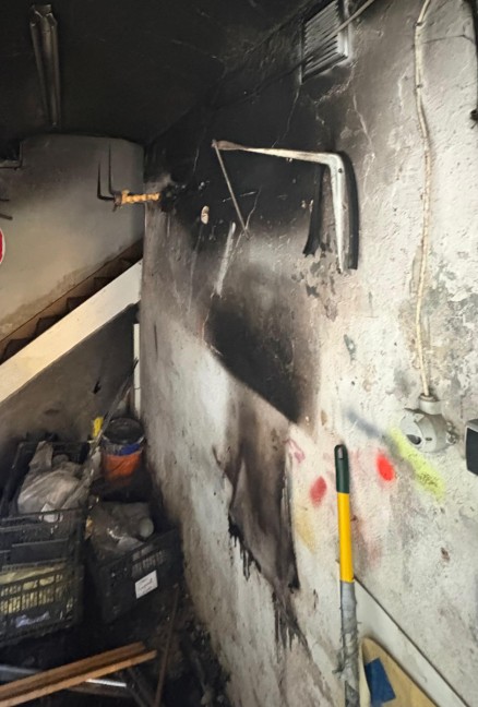 Feuerwehr bei Kleinbrand in einem Lagerraum in Grieskirchen im Einsatz