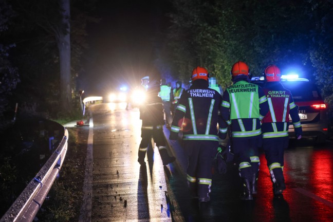 Aufr�umarbeiten bei n�chtlichem Verkehrsunfall in Thalheim bei Wels