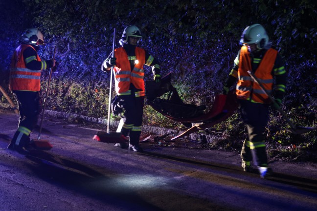 Aufr�umarbeiten bei n�chtlichem Verkehrsunfall in Thalheim bei Wels