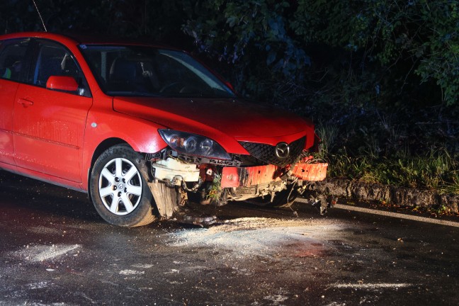 Aufr�umarbeiten bei n�chtlichem Verkehrsunfall in Thalheim bei Wels
