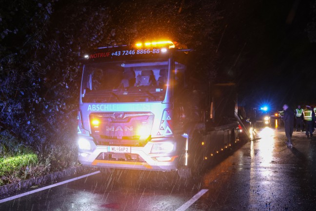 Aufr�umarbeiten bei n�chtlichem Verkehrsunfall in Thalheim bei Wels