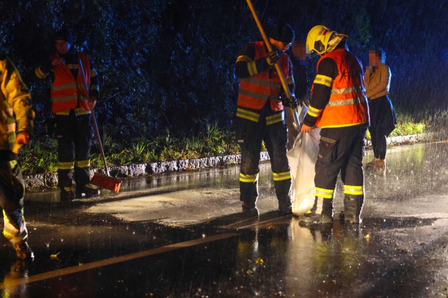 Aufr�umarbeiten bei n�chtlichem Verkehrsunfall in Thalheim bei Wels