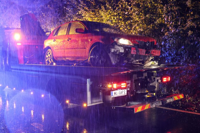 Aufr�umarbeiten bei n�chtlichem Verkehrsunfall in Thalheim bei Wels