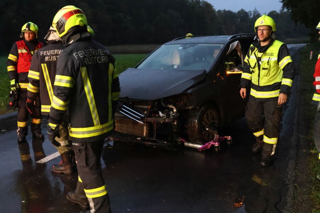 Einsatzkr�fte dreier Feuerwehren zu Personenrettung nach Verkehrsunfall bei Desselbrunn alarmiert