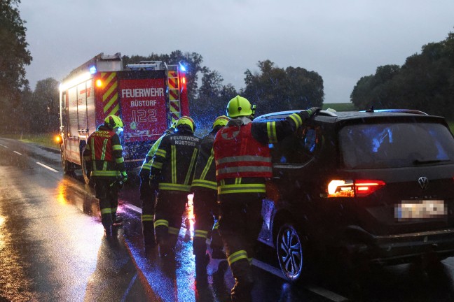 Einsatzkr�fte dreier Feuerwehren zu Personenrettung nach Verkehrsunfall bei Desselbrunn alarmiert