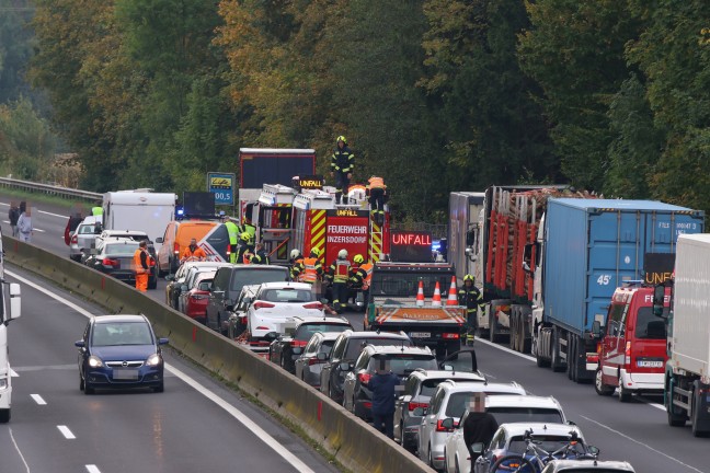 Crash mit f�nf Fahrzeugen: Sperre der Pyhrnautobahn bei Ried im Traunkreis nach Verkehrsunfall