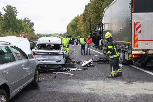 Crash mit f�nf Fahrzeugen: Sperre der Pyhrnautobahn bei Ried im Traunkreis nach Verkehrsunfall