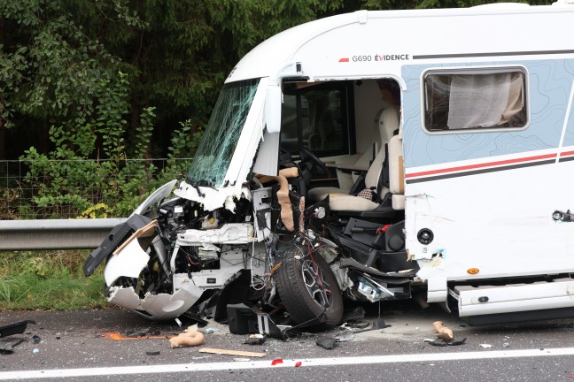 Crash mit f�nf Fahrzeugen: Sperre der Pyhrnautobahn bei Ried im Traunkreis nach Verkehrsunfall