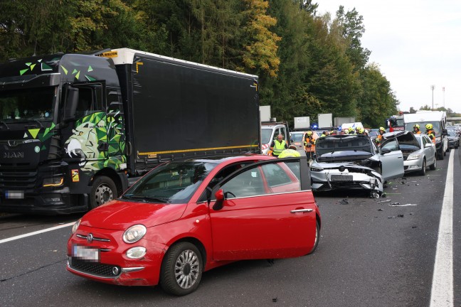 Crash mit f�nf Fahrzeugen: Sperre der Pyhrnautobahn bei Ried im Traunkreis nach Verkehrsunfall