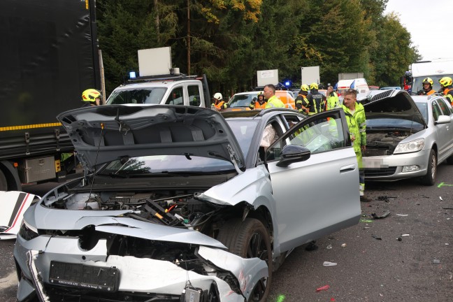 Crash mit f�nf Fahrzeugen: Sperre der Pyhrnautobahn bei Ried im Traunkreis nach Verkehrsunfall
