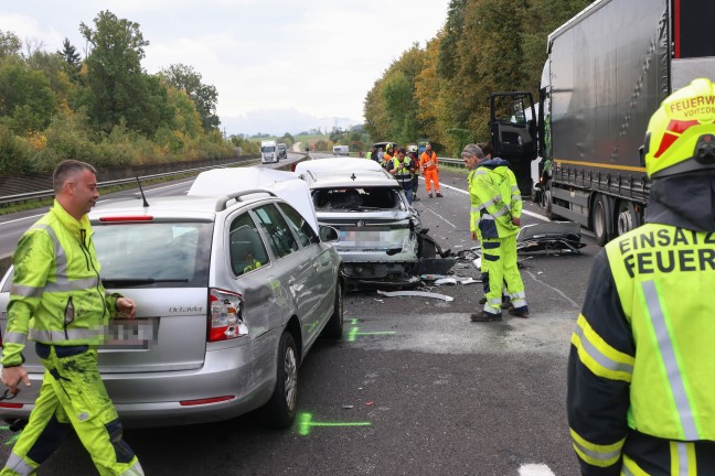Crash mit f�nf Fahrzeugen: Sperre der Pyhrnautobahn bei Ried im Traunkreis nach Verkehrsunfall