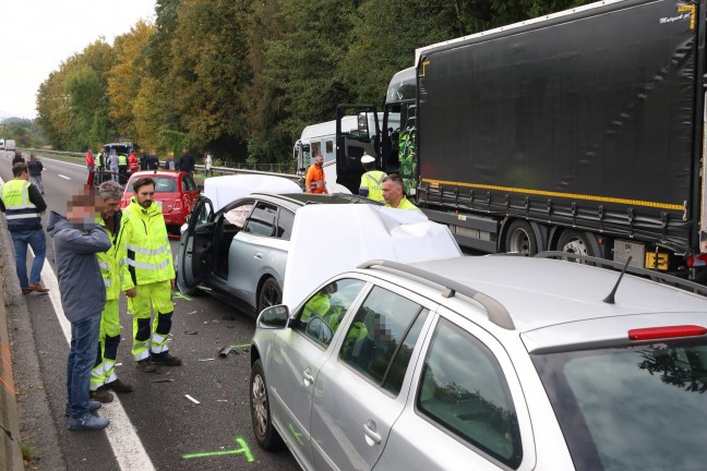 Crash mit f�nf Fahrzeugen: Sperre der Pyhrnautobahn bei Ried im Traunkreis nach Verkehrsunfall