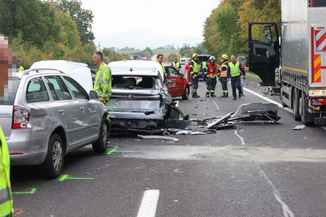 Crash mit f�nf Fahrzeugen: Sperre der Pyhrnautobahn bei Ried im Traunkreis nach Verkehrsunfall
