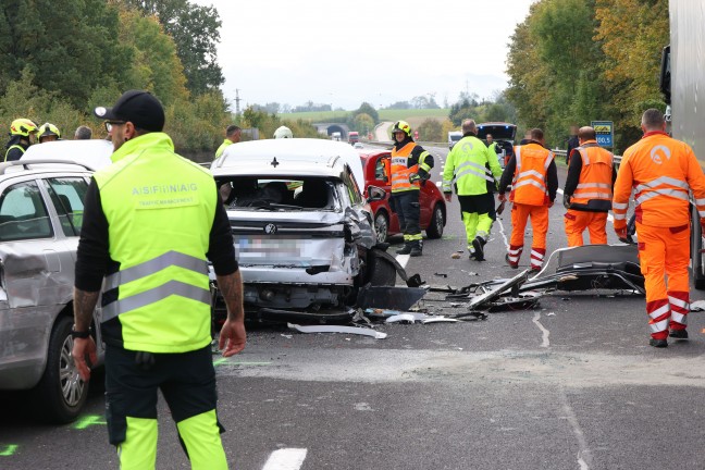 Crash mit f�nf Fahrzeugen: Sperre der Pyhrnautobahn bei Ried im Traunkreis nach Verkehrsunfall