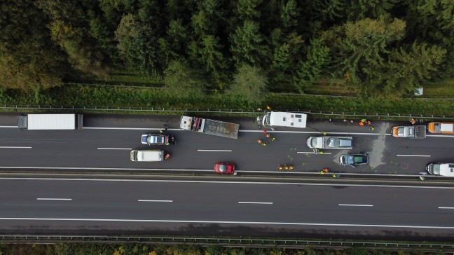 Crash mit f�nf Fahrzeugen: Sperre der Pyhrnautobahn bei Ried im Traunkreis nach Verkehrsunfall