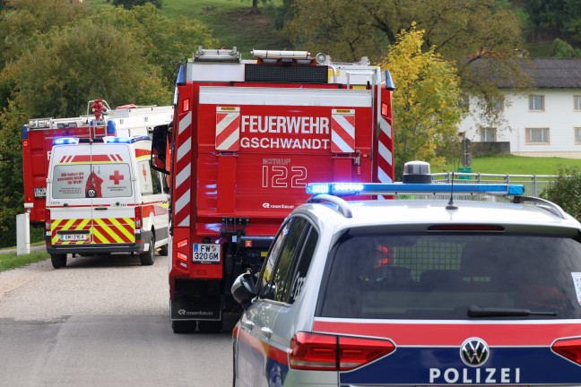 Einsatzkr�fte zweier Feuerwehren bei K�chenbrand in einem Wohnhaus in Gschwandt im Einsatz