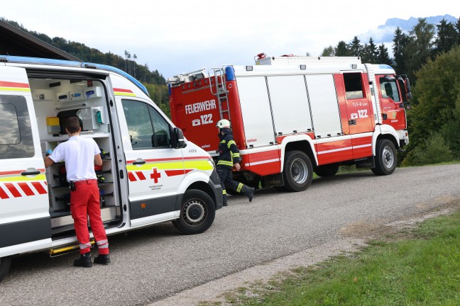 Einsatzkr�fte zweier Feuerwehren bei K�chenbrand in einem Wohnhaus in Gschwandt im Einsatz