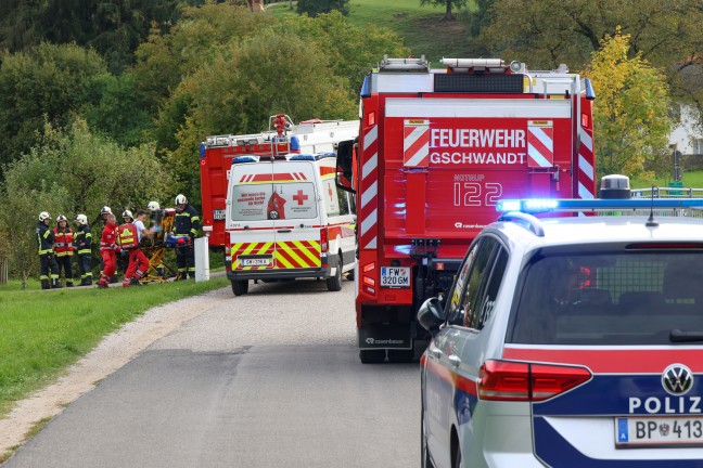 Einsatzkr�fte zweier Feuerwehren bei K�chenbrand in einem Wohnhaus in Gschwandt im Einsatz