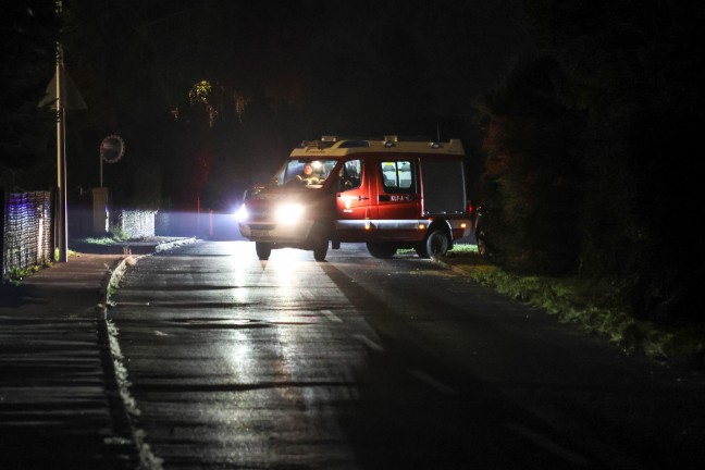 Auto verunfallt: Einsatzkr�fte dreier Feuerwehren zu Personenrettung nach Kallham alarmiert